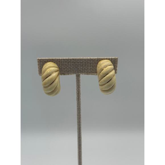 Vintage Cream Swirl Clip-On Earrings - Picture 2 of 6